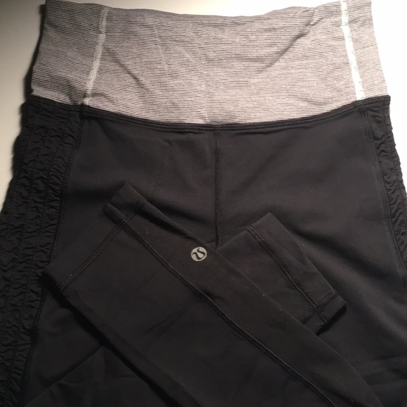 Lululemon black yoga crop - Picture 6 of 8